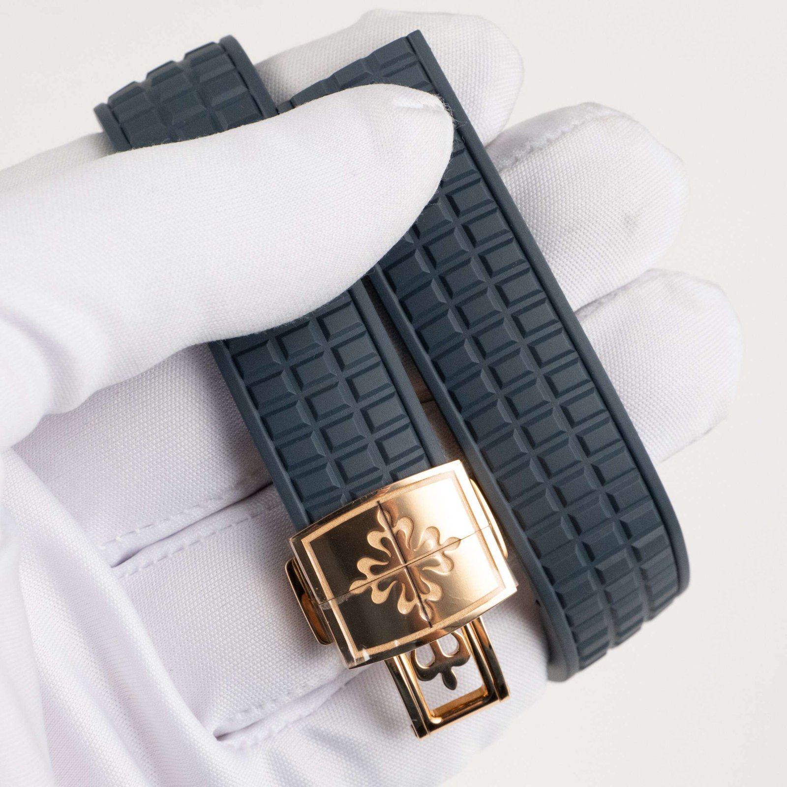 Patek Philippe Aquanaut 5269R-001 'Travel Time' Quartz Rose Gold Blue Dial (2024) - Image 9