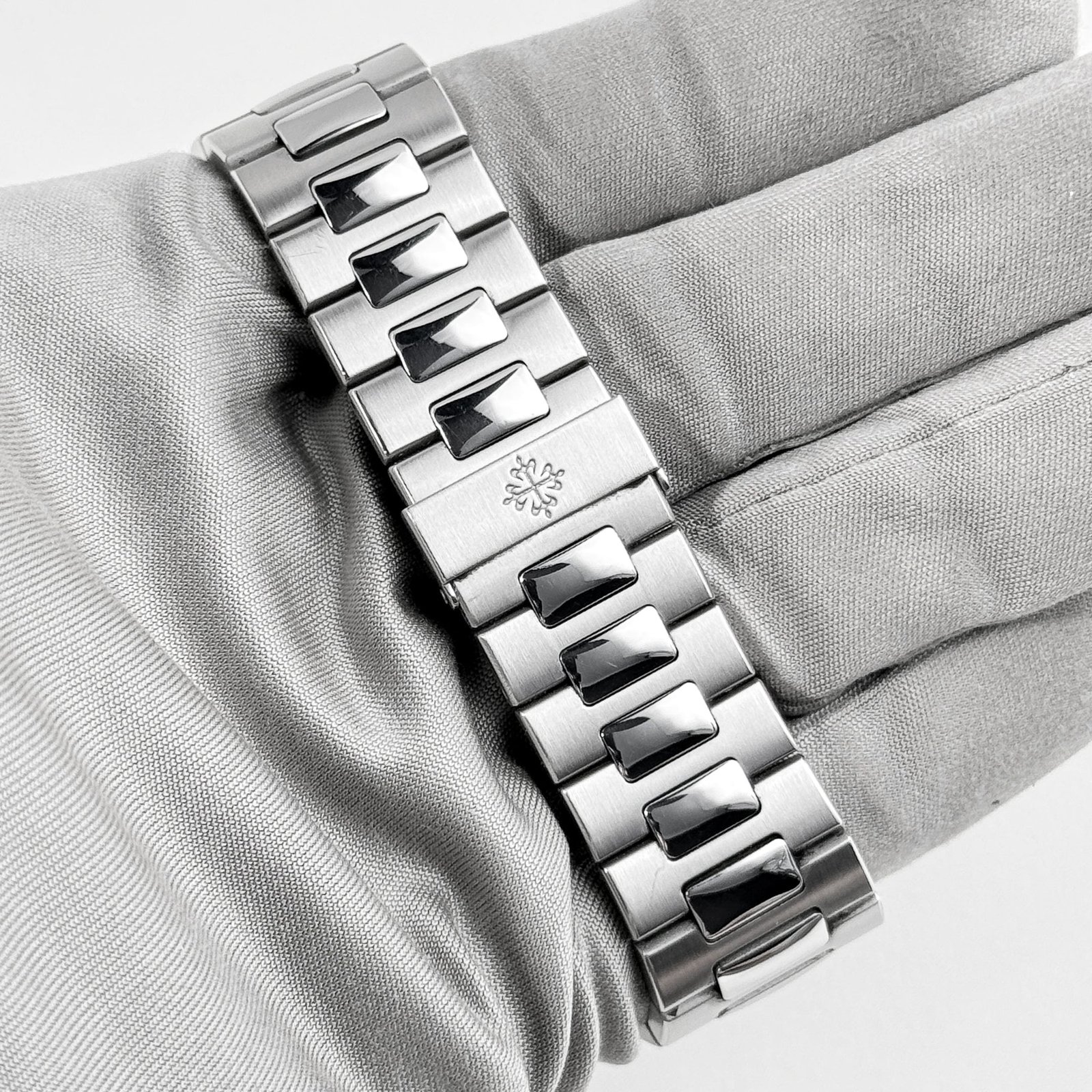 Patek Philippe Nautilus 5711/1A-011 Stainless Steel White Dial - Image 11