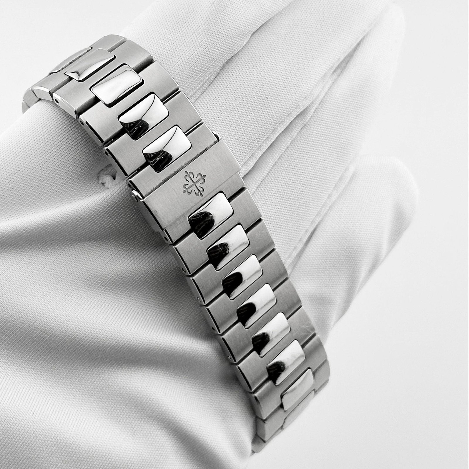 Patek Philippe Nautilus 5712/1A-001 Stainless Steel Blue Dial Moon Phases (2023) - Image 10