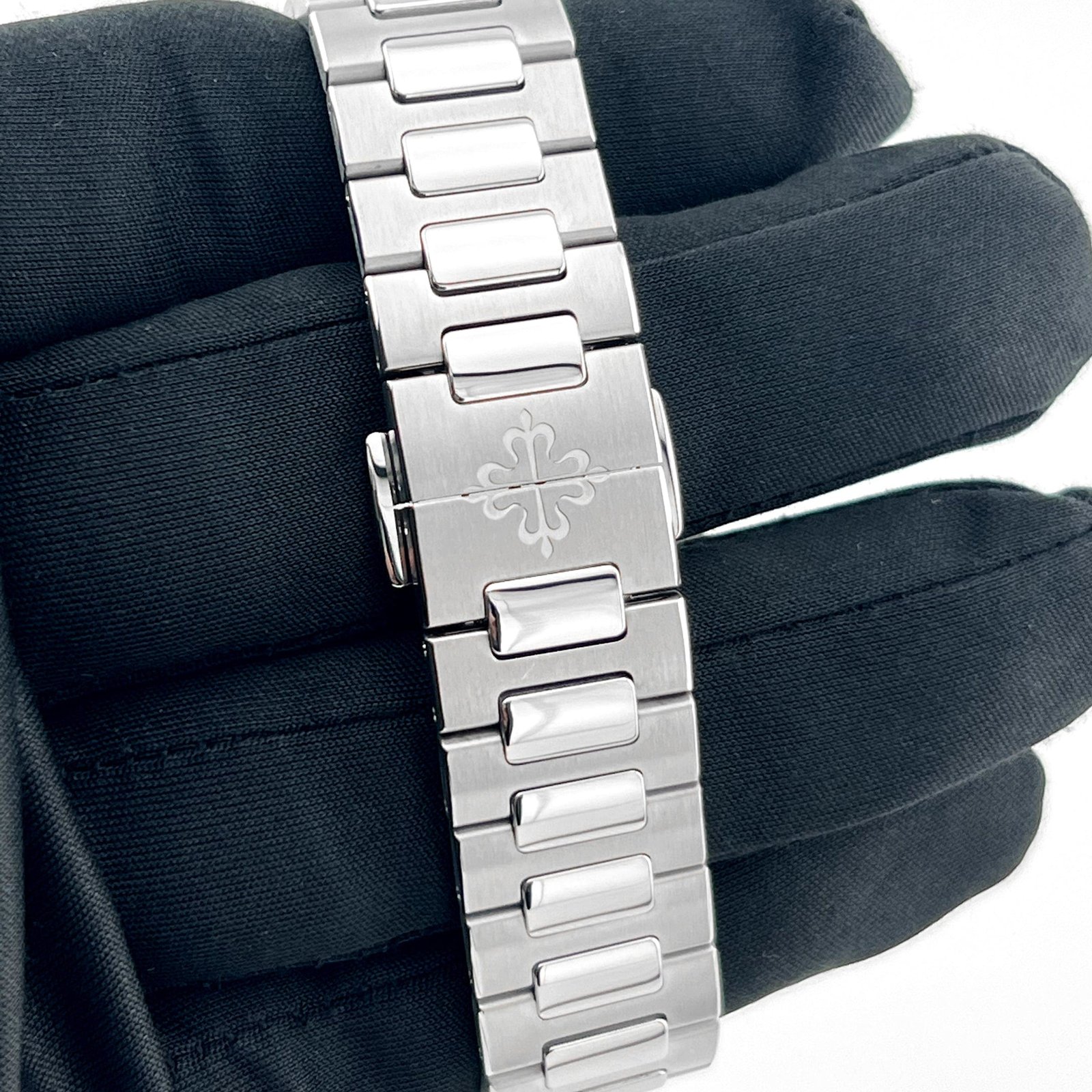Patek Philippe Nautilus 7118/1200A-001 'Ladies' Blue Dial Diamond Bezel (2022) - Image 11