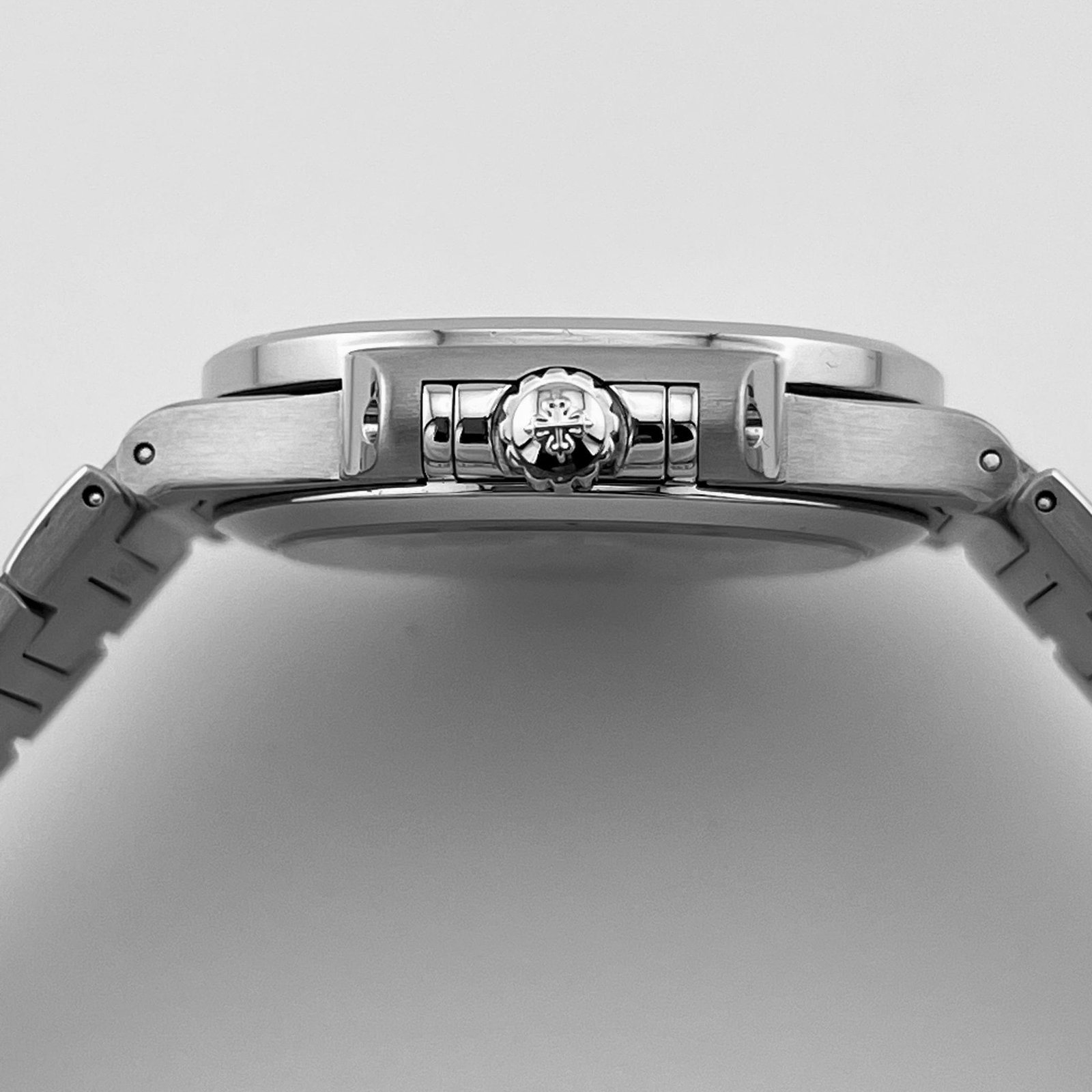 Patek Philippe Nautilus 7118/1200A-001 'Ladies' Blue Dial Diamond Bezel (2022) - Image 6