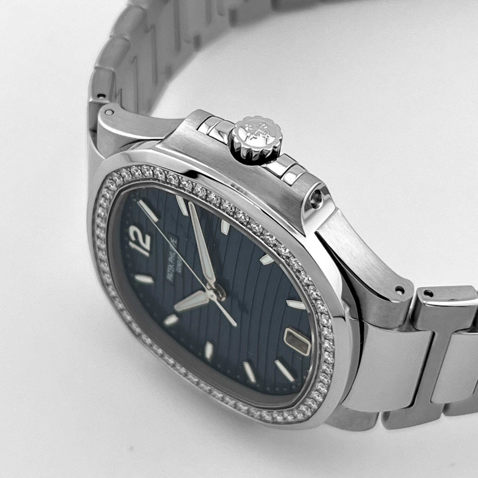 Patek Philippe Nautilus 7118/1200A-001 'Ladies' Blue Dial Diamond Bezel (2022) - Image 5
