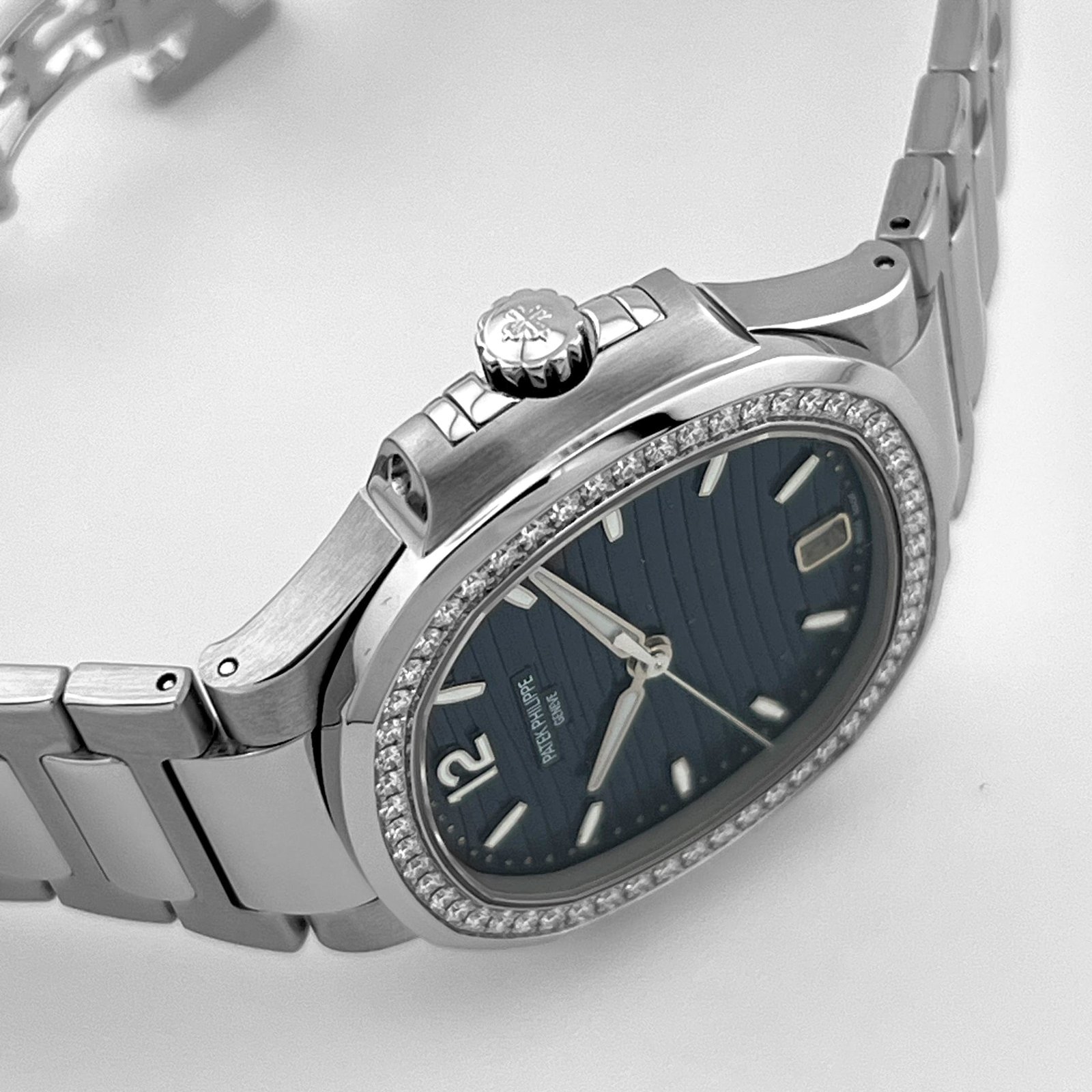 Patek Philippe Nautilus 7118/1200A-001 'Ladies' Blue Dial Diamond Bezel (2022) - Image 4