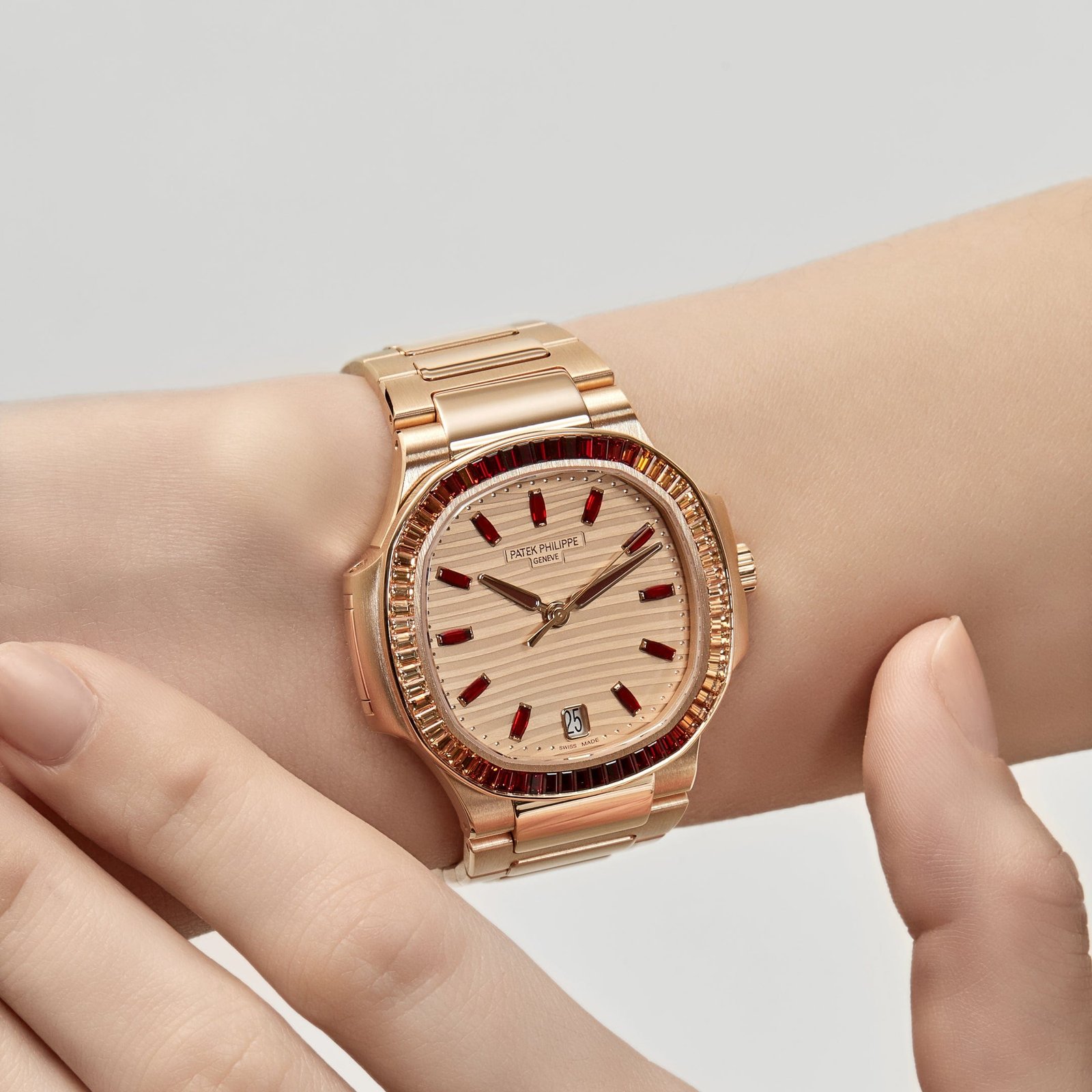 Patek Philippe Nautilus Joaillerie 7118/1300R-001 'Ladies' Rose Gold (2024) - Image 2