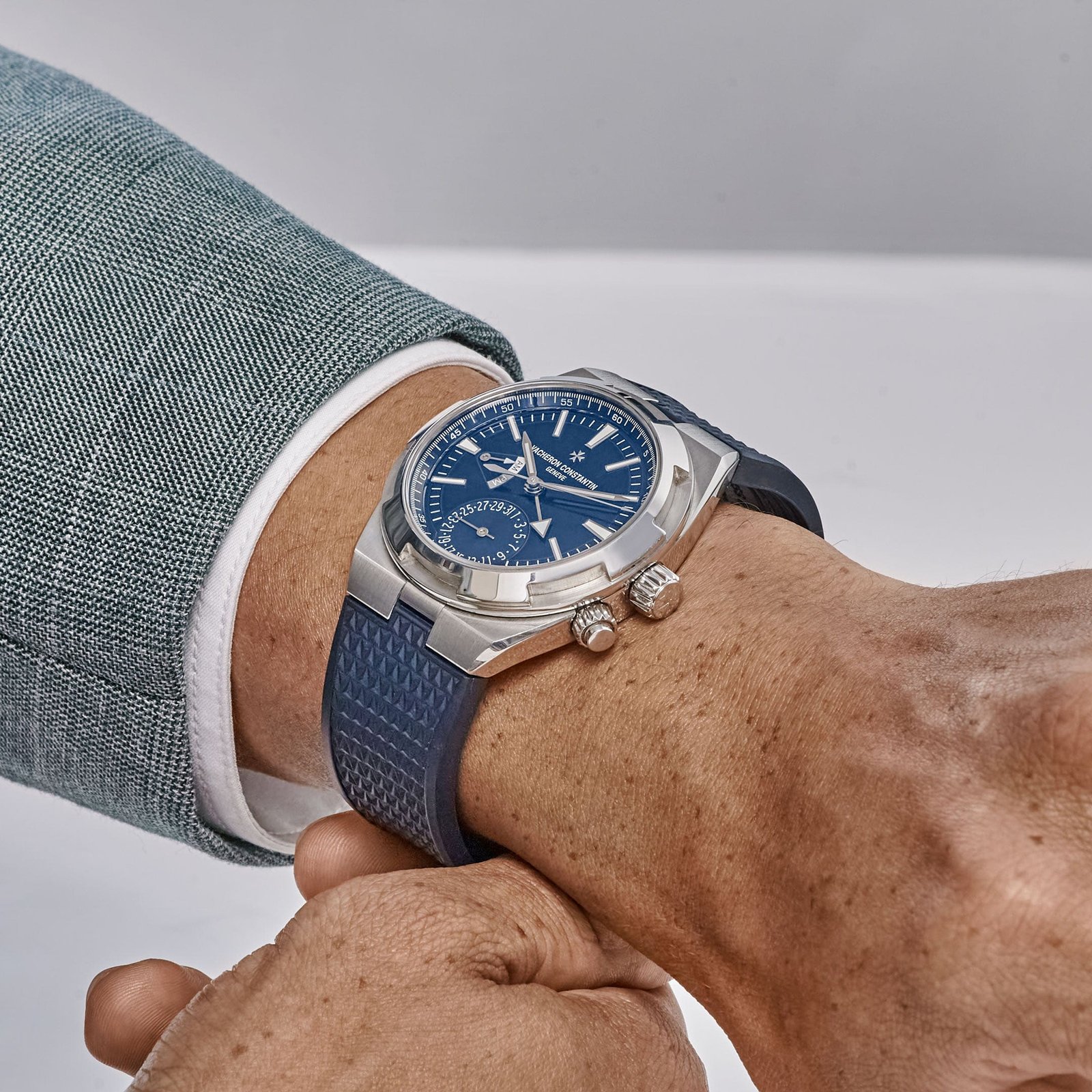 Vacheron Constantin Overseas Dual Time 7900V/110A-B334 Stainless Steel Blue Dial - Image 3