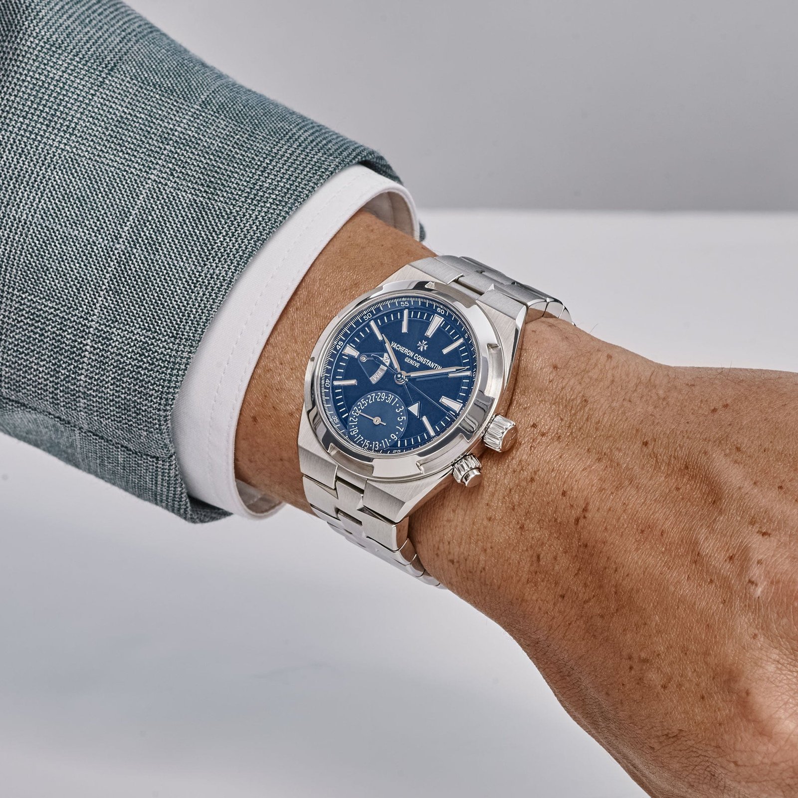 Vacheron Constantin Overseas Dual Time 7900V/110A-B334 Stainless Steel Blue Dial - Image 2