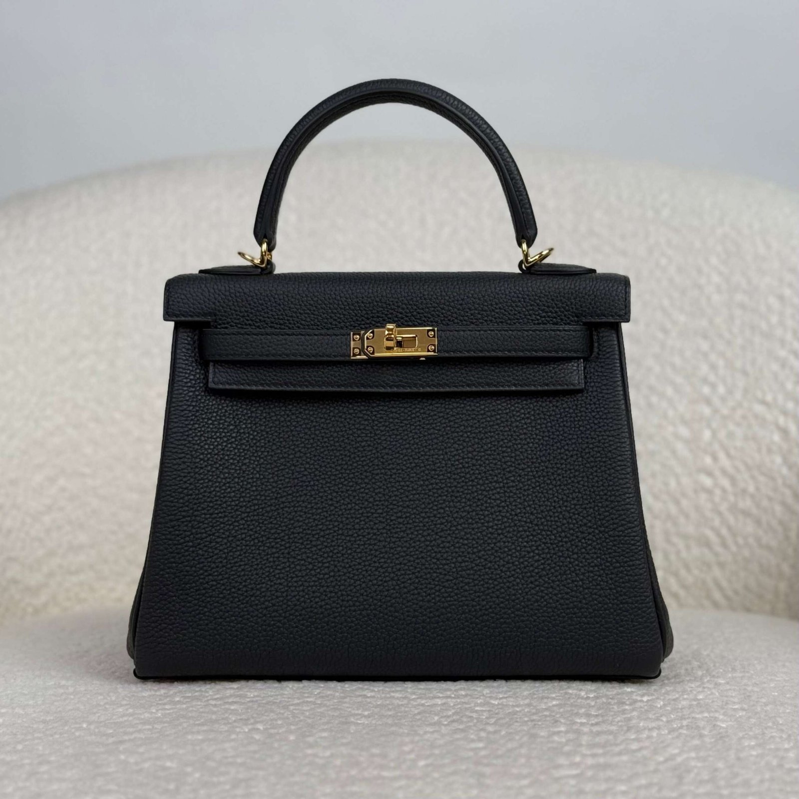Hermès Noir Kelly Retourne 25 Togo Gold Hardware