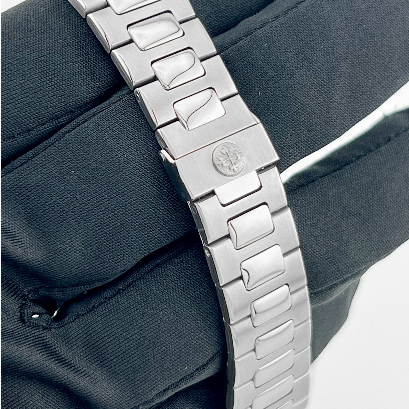 Patek Philippe Nautilus 3700/11 Vintage Stainless Steel Black Dial (1982) - Image 10